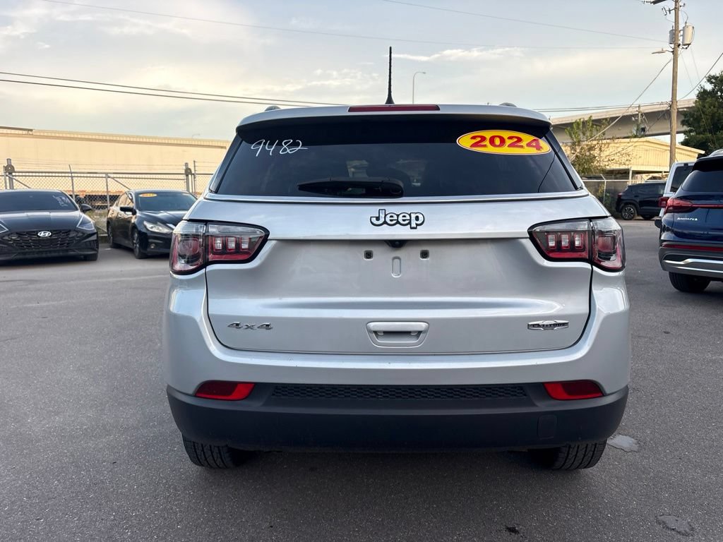 Used 2024 Jeep Compass Latitude AWD/4WD image 4