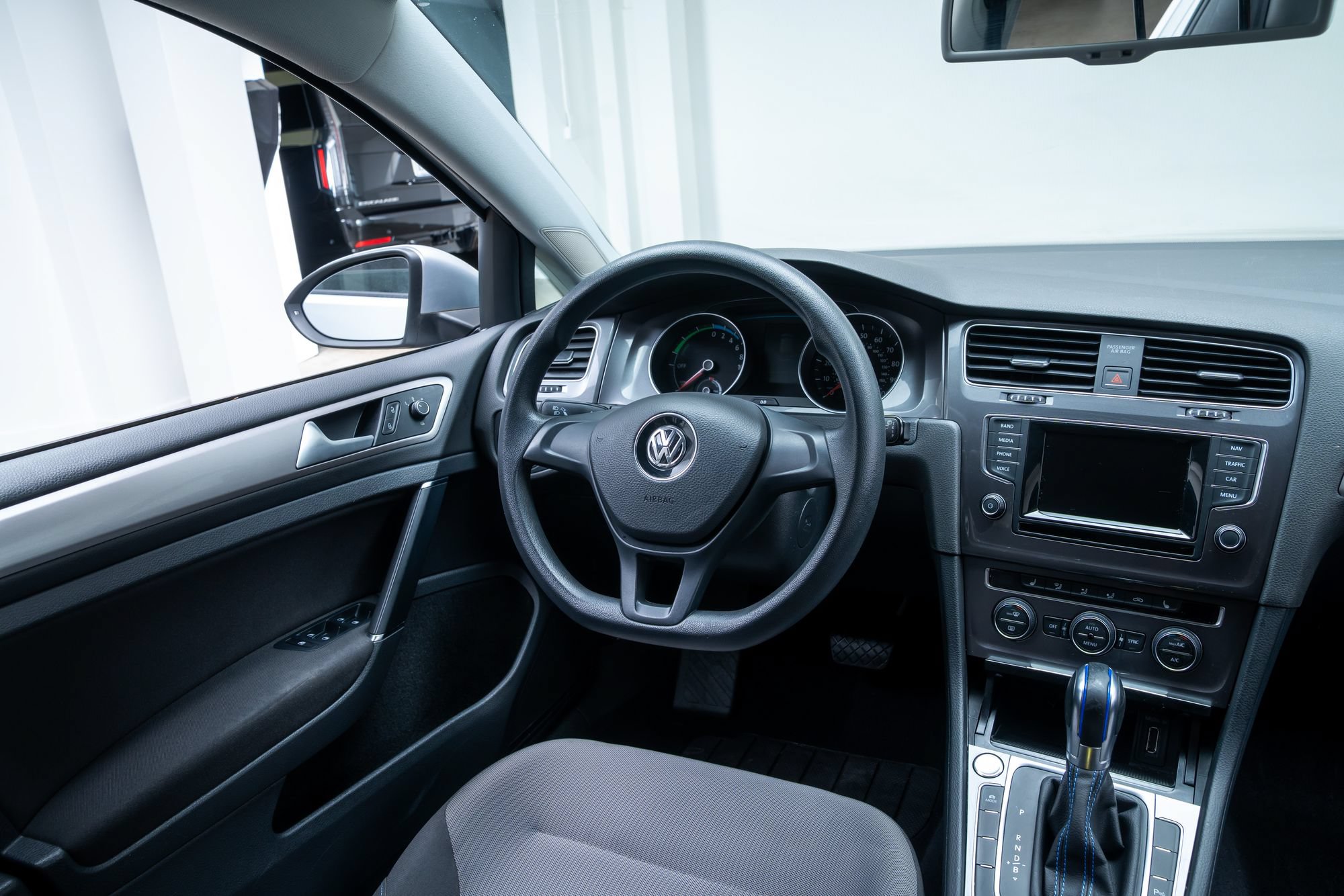 Used 2015 Volkswagen e-Golf Limited Edition FWD image 8