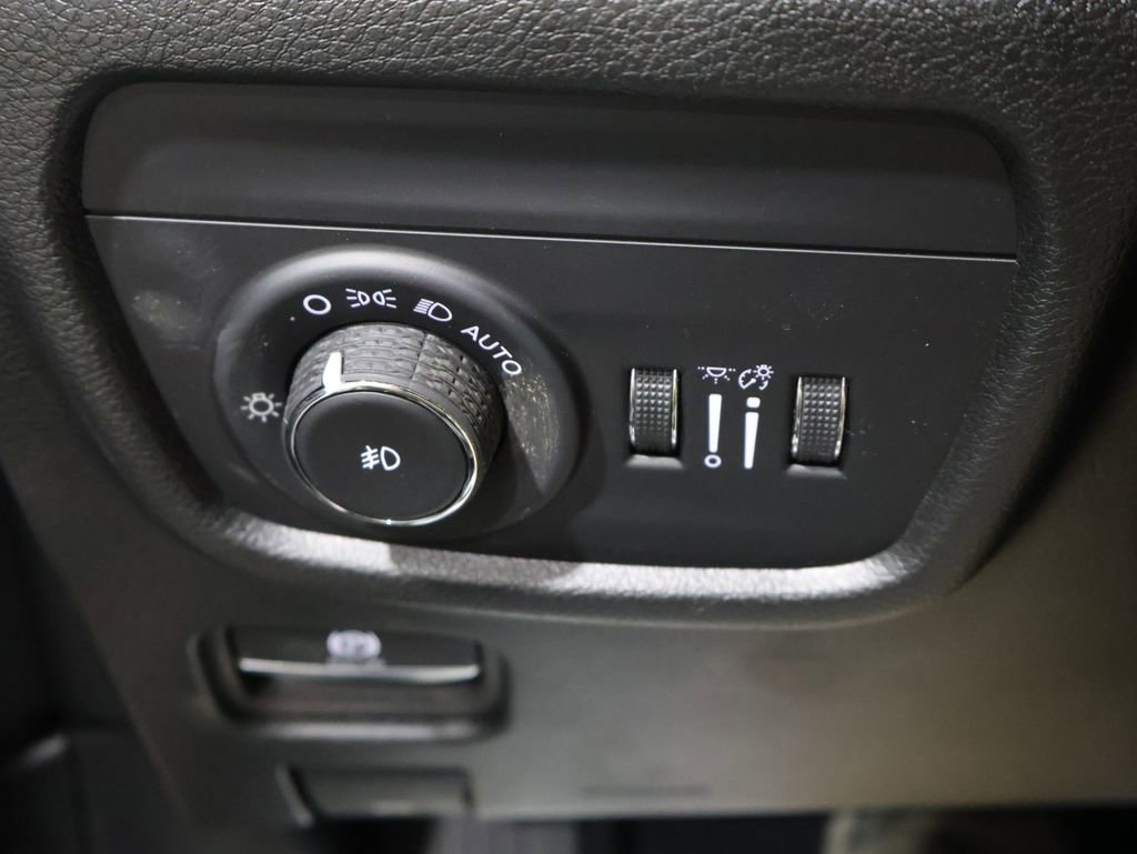 Used 2023 Jeep Grand Cherokee Limited image 33