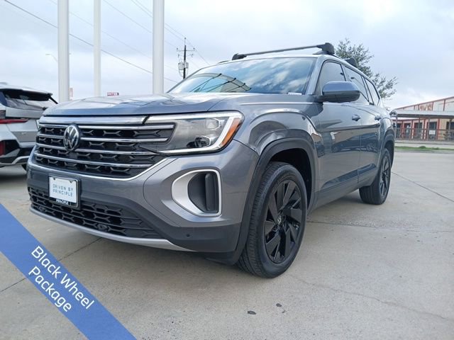 Used 2024 Volkswagen Atlas SE w/ Black Wheel Package image 3