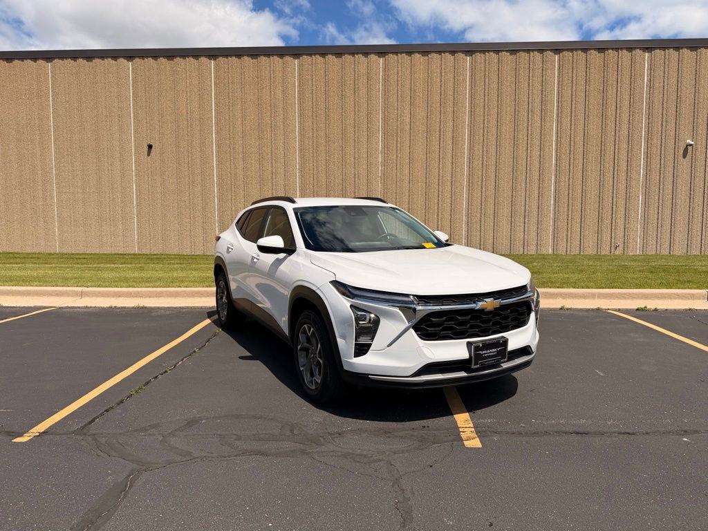 Used 2024 Chevrolet Trax LT w/ Driver Confidence Package FWD image 2