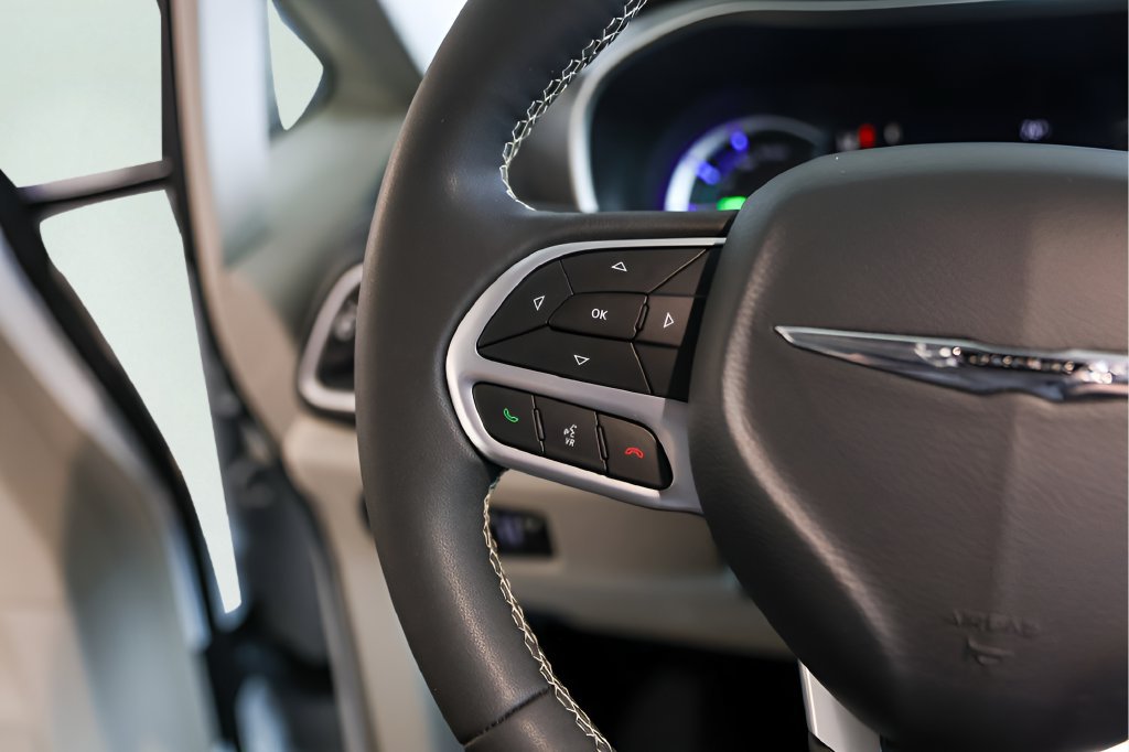 Used 2024 Chrysler Pacifica Limited FWD image 16