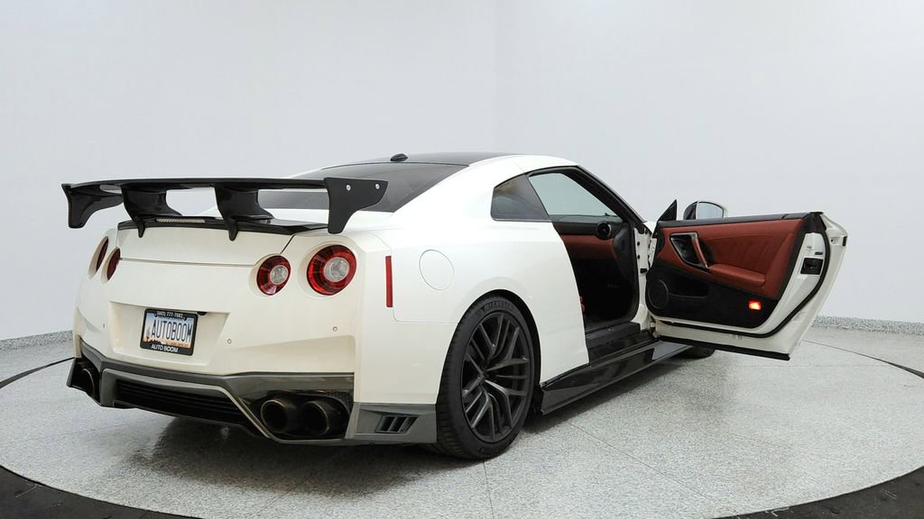 Used 2017 Nissan GT-R Premium w/ Premium Interior Package image 6