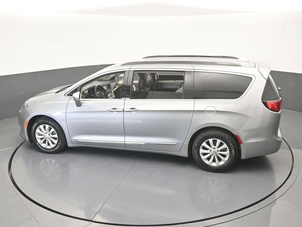Used 2017 Chrysler Pacifica Touring-L FWD image 48