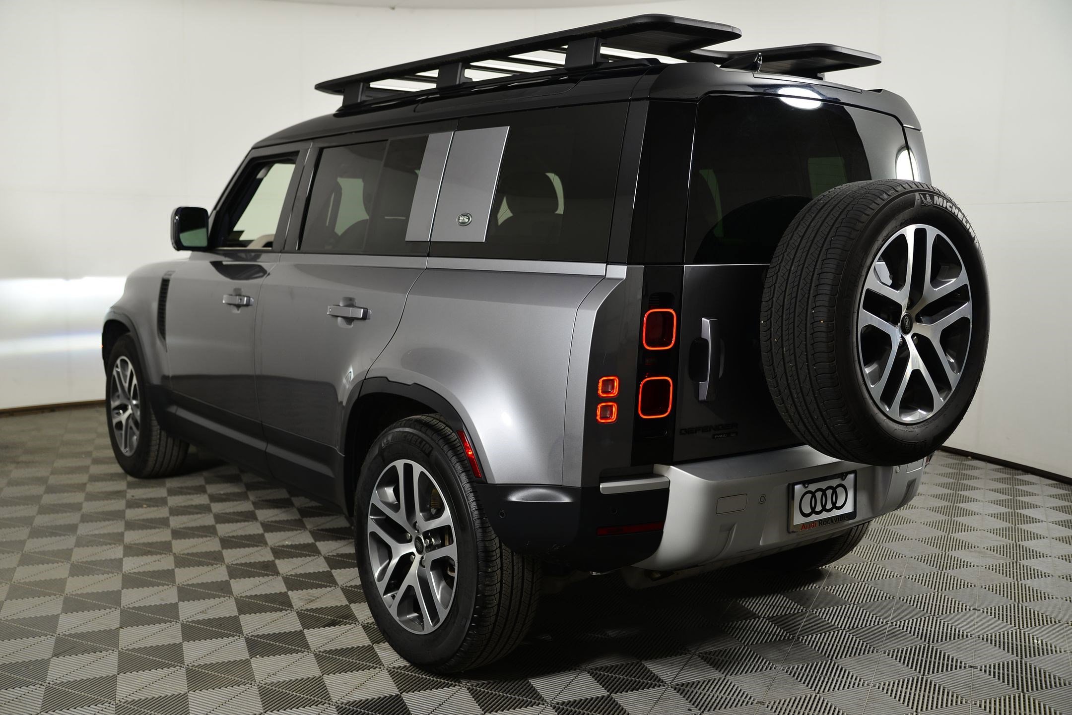 Used 2020 Land Rover Defender 110 SE AWD/4WD image 3