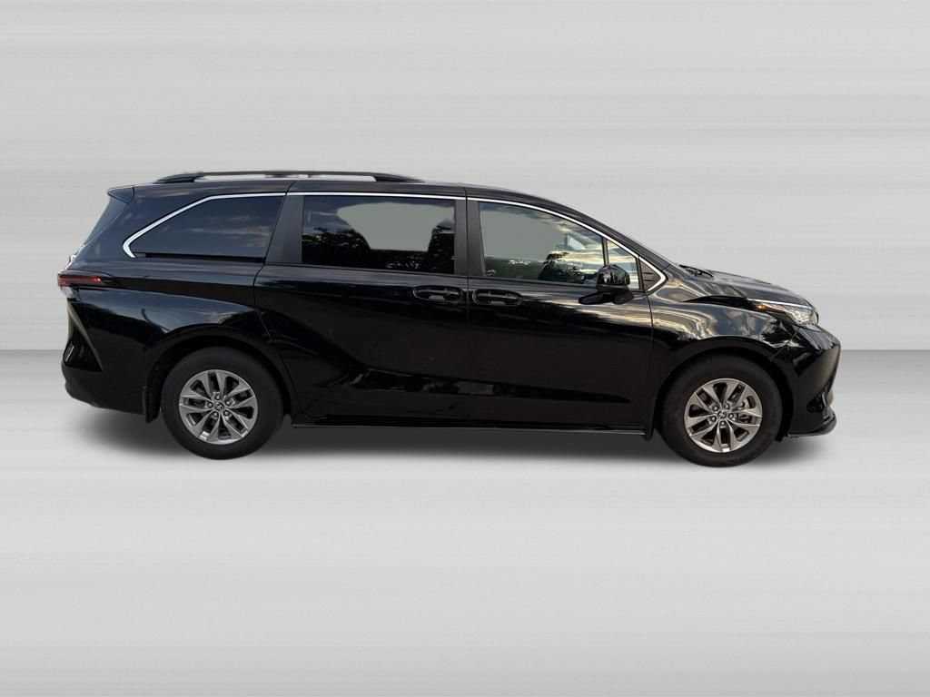 Used 2023 Toyota Sienna LE FWD image 5