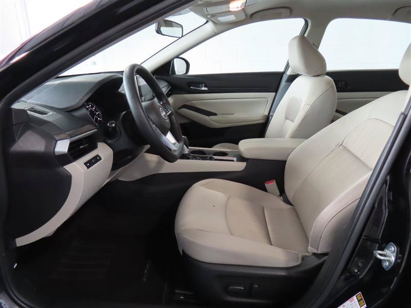 Used 2025 Nissan Altima 2.5 SV FWD image 16