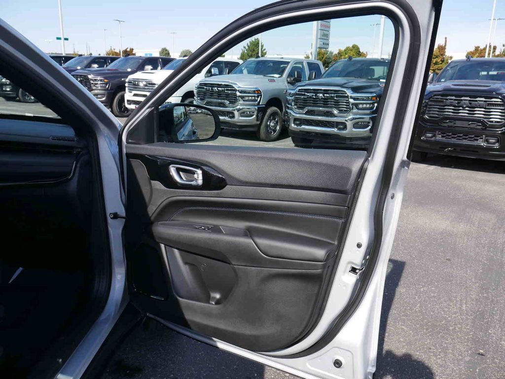 New 2026 Jeep Compass Latitude image 17