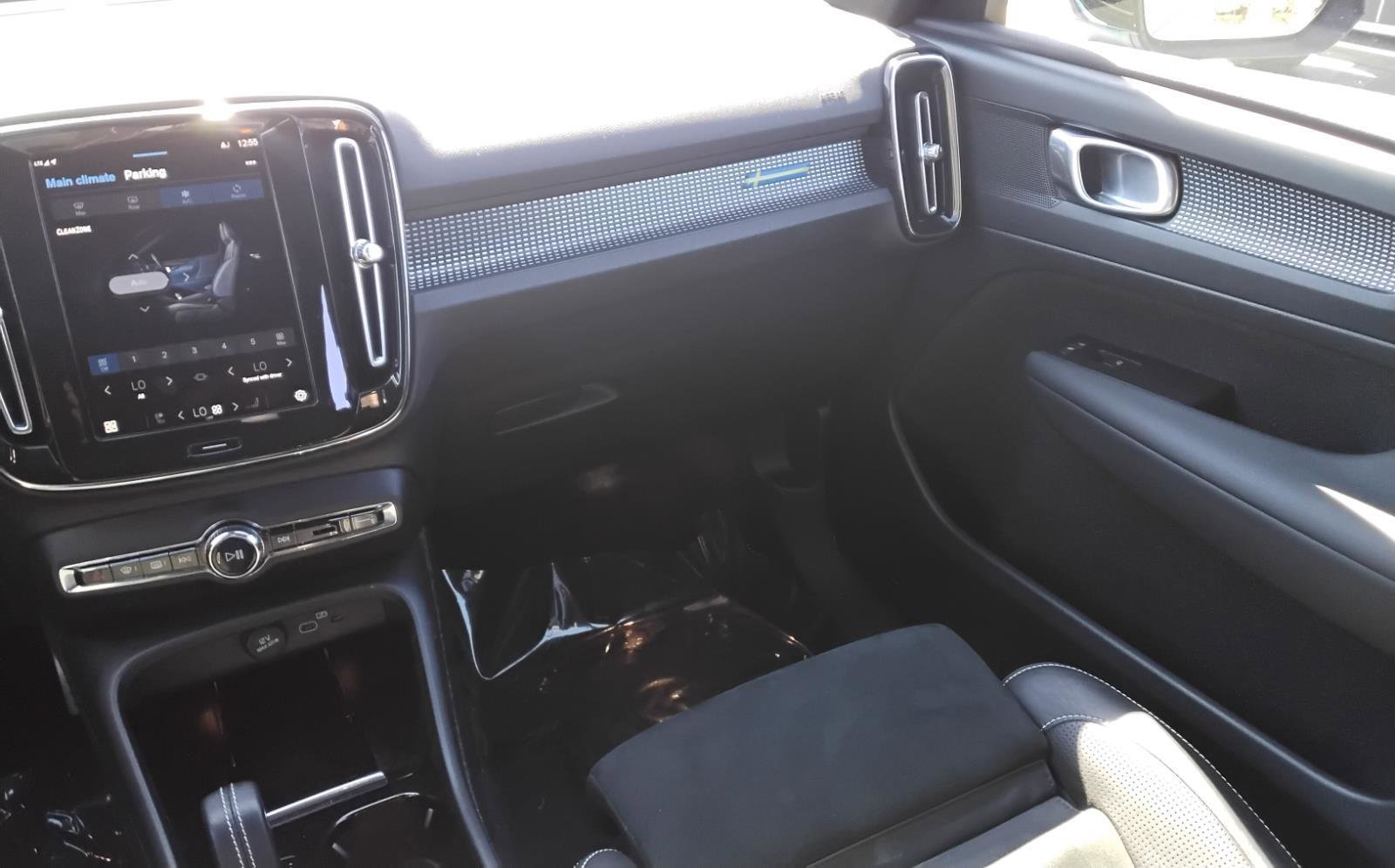 Used 2021 Volvo XC40 P8 Recharge w/ Advanced Package image 22