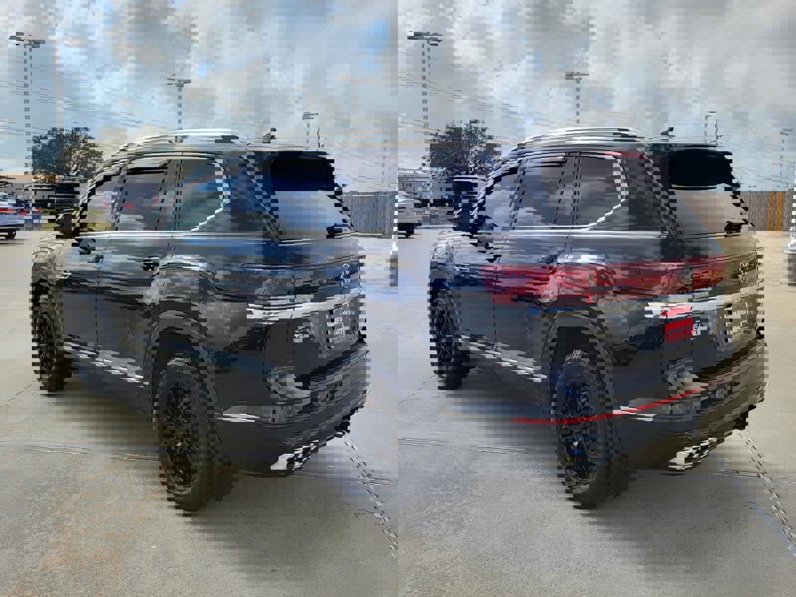 Used 2024 Volkswagen Atlas SEL Premium R-Line image 3