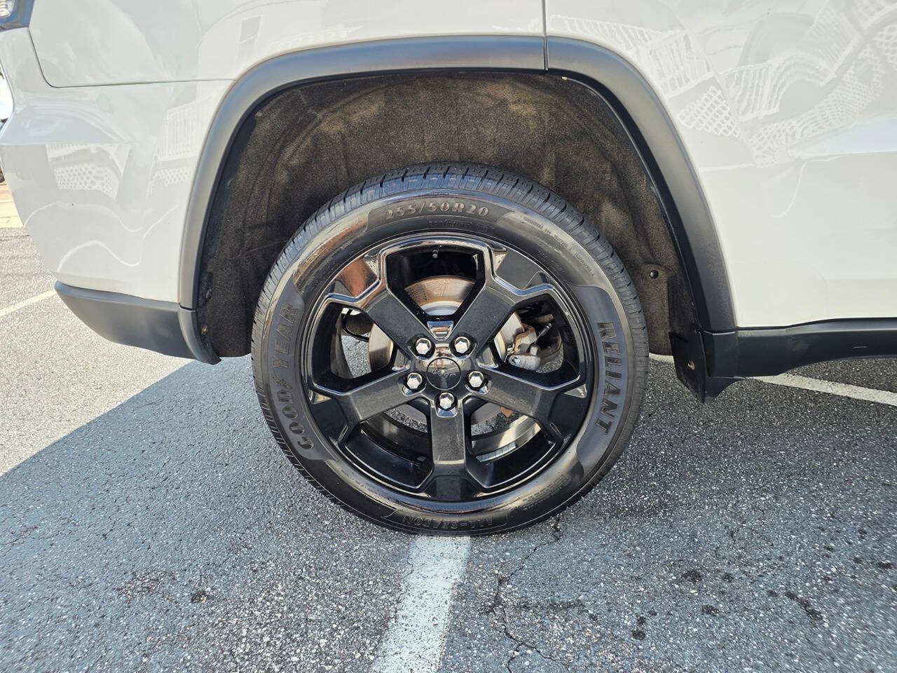 Used 2018 Jeep Grand Cherokee Laredo AWD/4WD image 12
