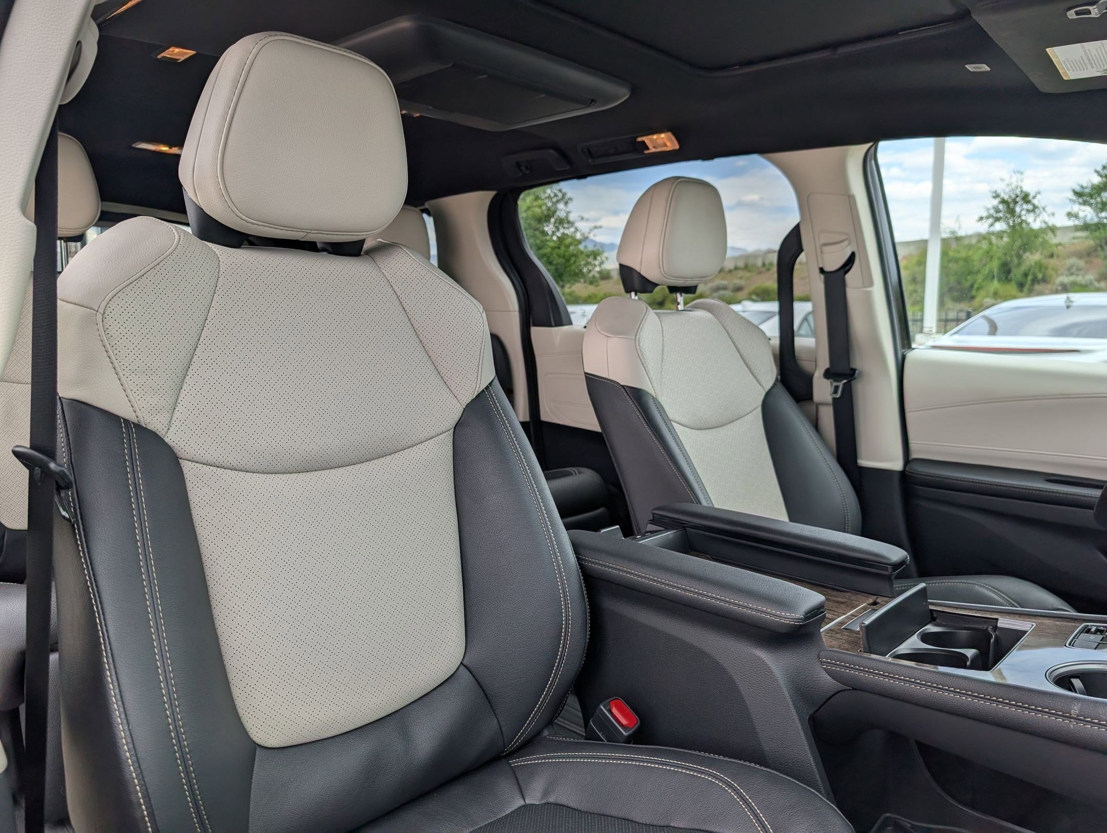 Used 2025 Toyota Sienna Limited AWD/4WD image 30