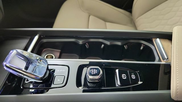 New 2026 Volvo XC60 B5 Plus w/ Protection Package Premier AWD/4WD image 17