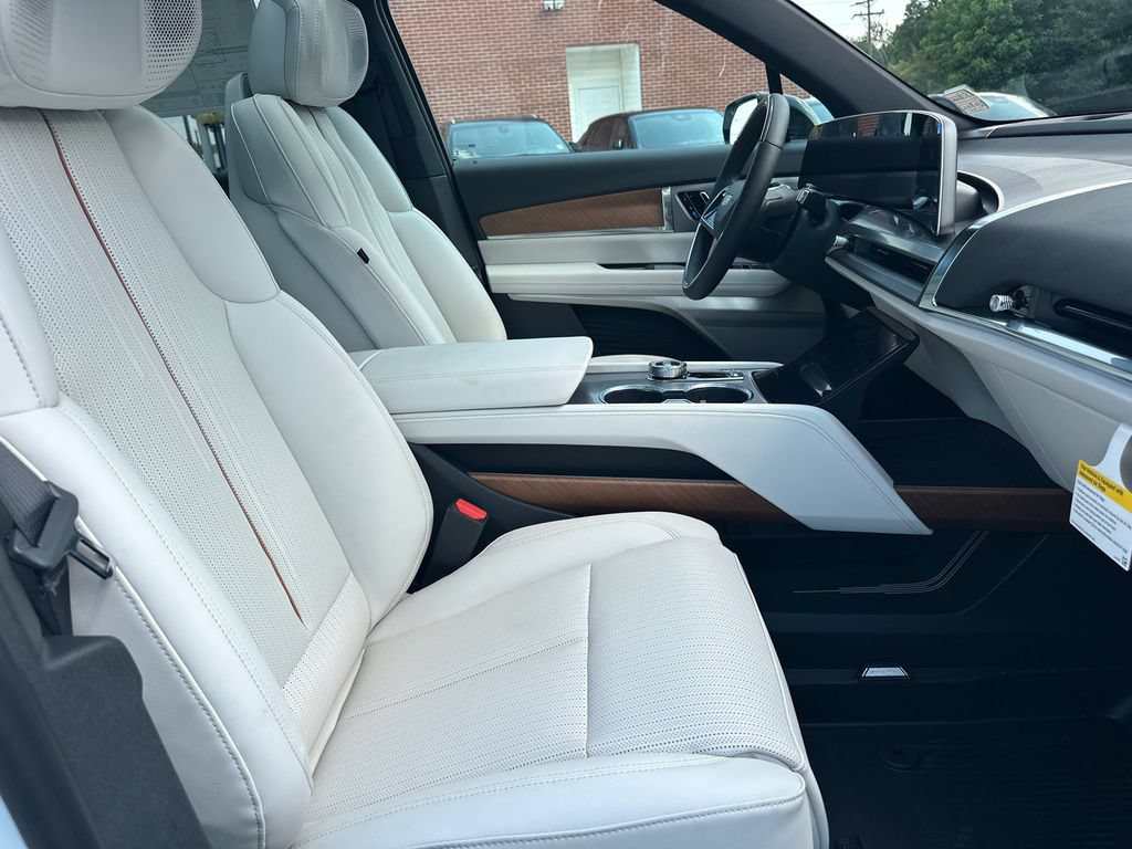 New 2027 Cadillac Vistiq Sport w/ LPO, Floor Liner Package AWD/4WD image 13