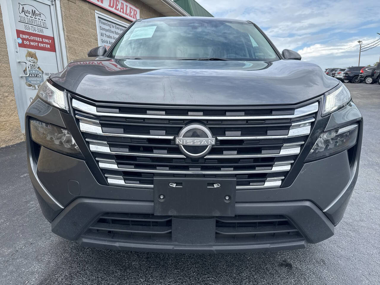 Used 2024 Nissan Rogue SV image 3