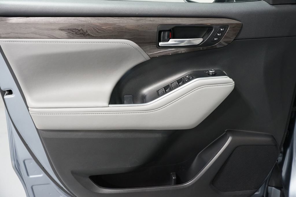 Used 2023 Toyota Highlander Limited image 32