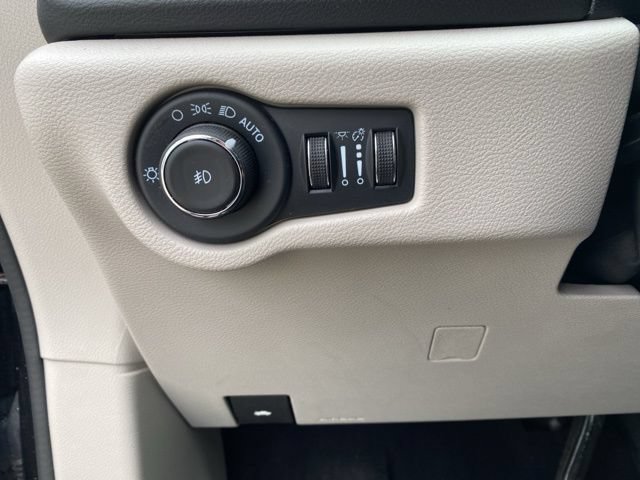 Used 2024 Chrysler Pacifica Touring-L FWD image 14