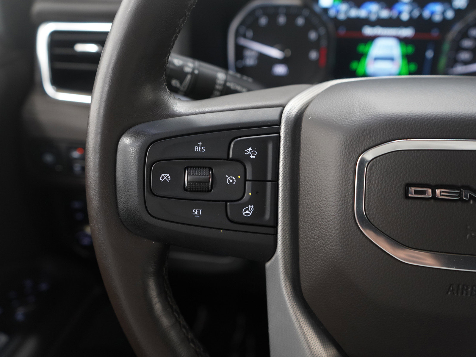 Used 2021 GMC Yukon XL Denali image 27