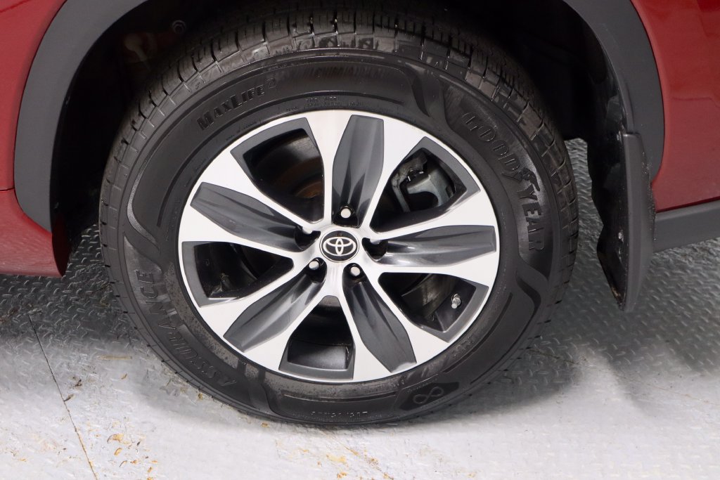 Used 2022 Toyota Highlander XLE AWD/4WD image 19