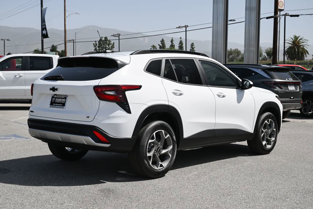 New 2026 Chevrolet Trax LT w/ LPO, Blackout Package FWD image 4