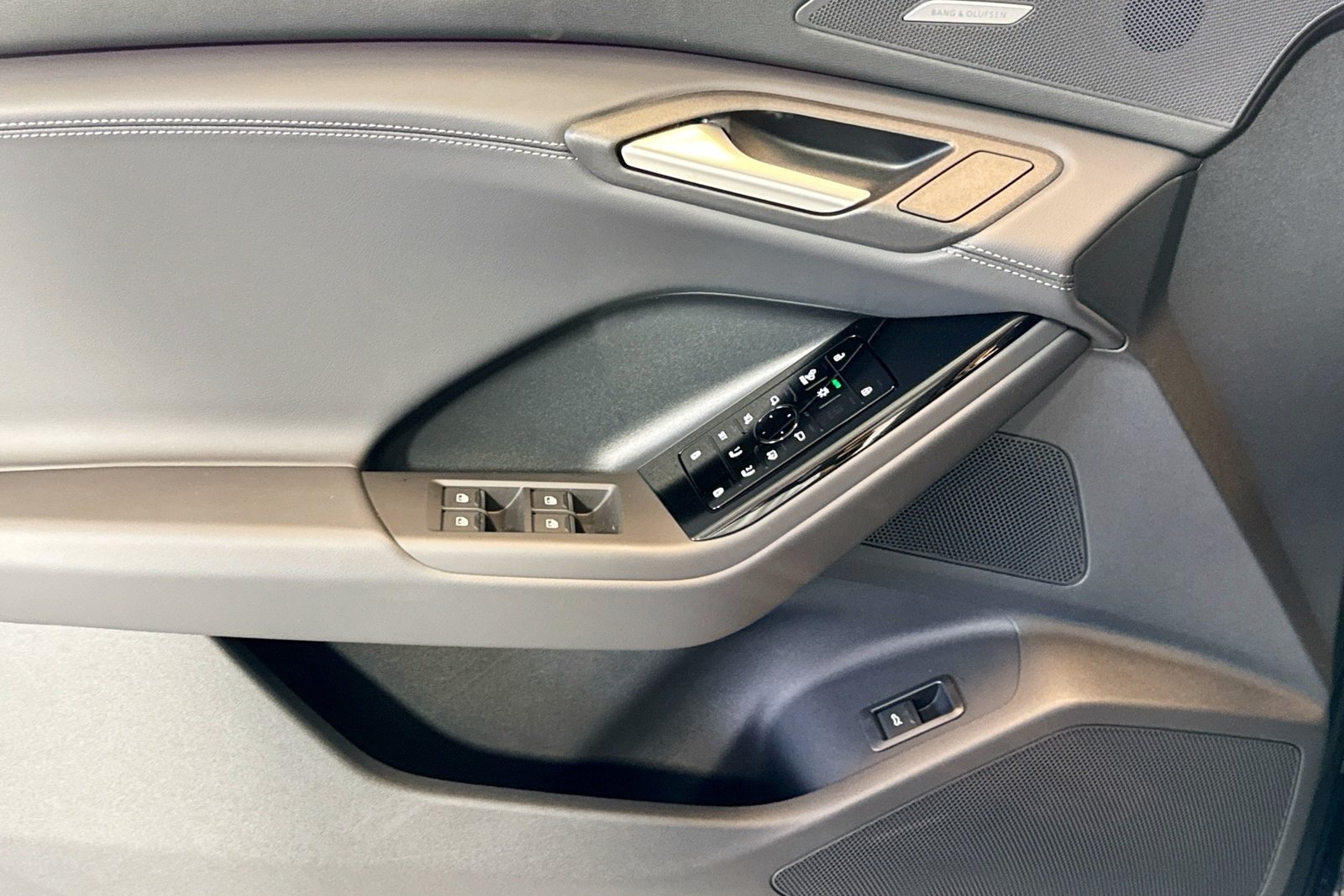 New 2027 Audi SQ6 e-tron Premium Plus AWD/4WD image 15
