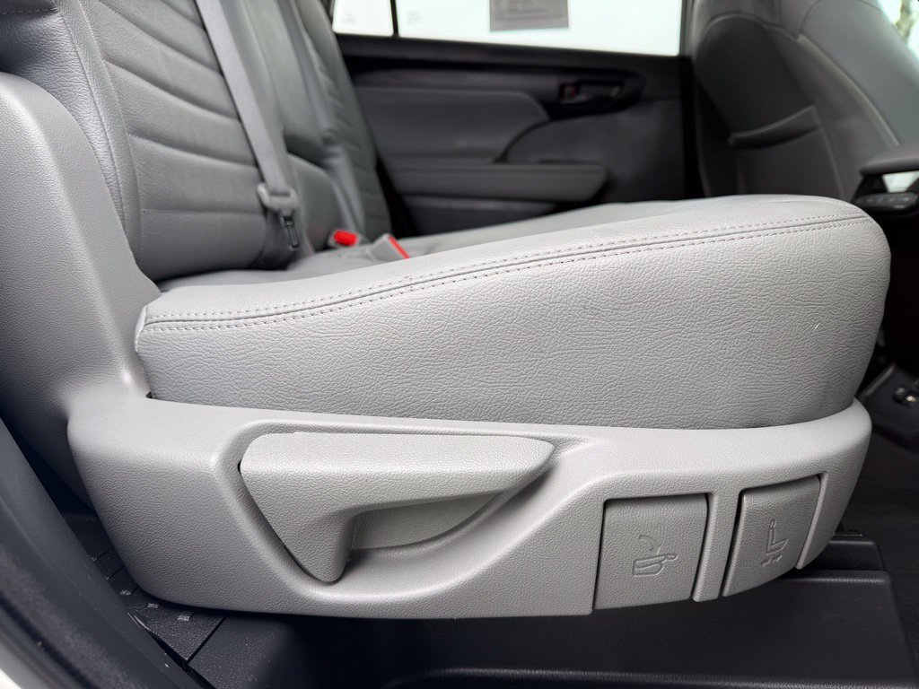 Used 2021 Toyota Highlander L FWD image 34