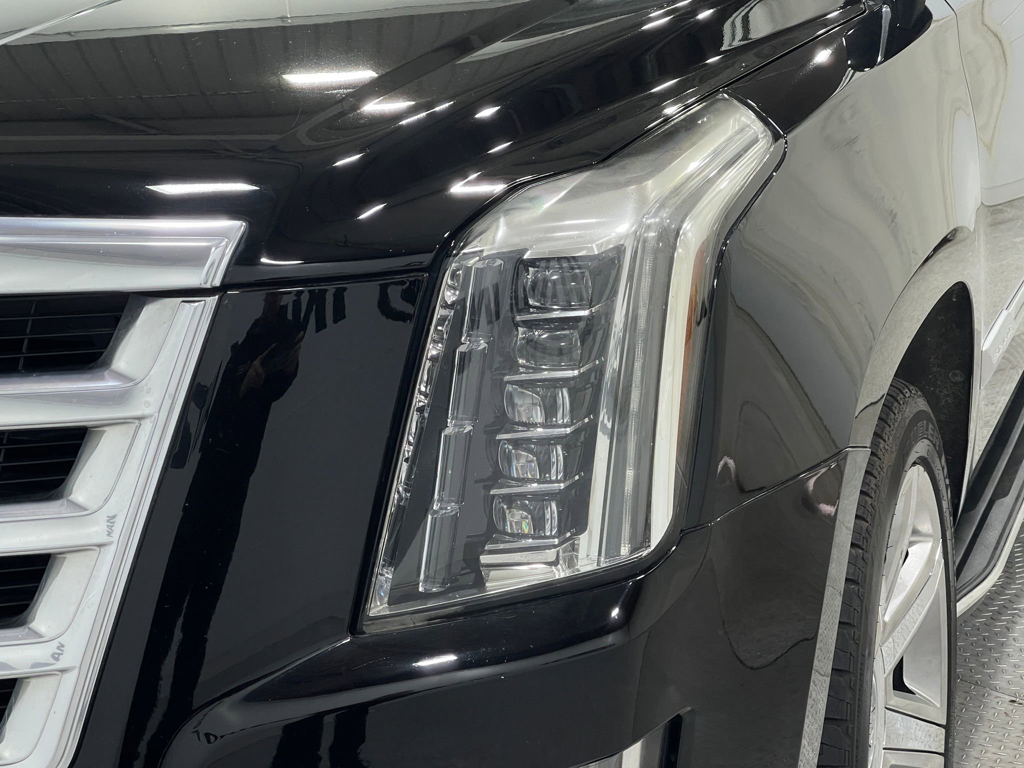 Used 2019 Cadillac Escalade ESV Luxury image 34