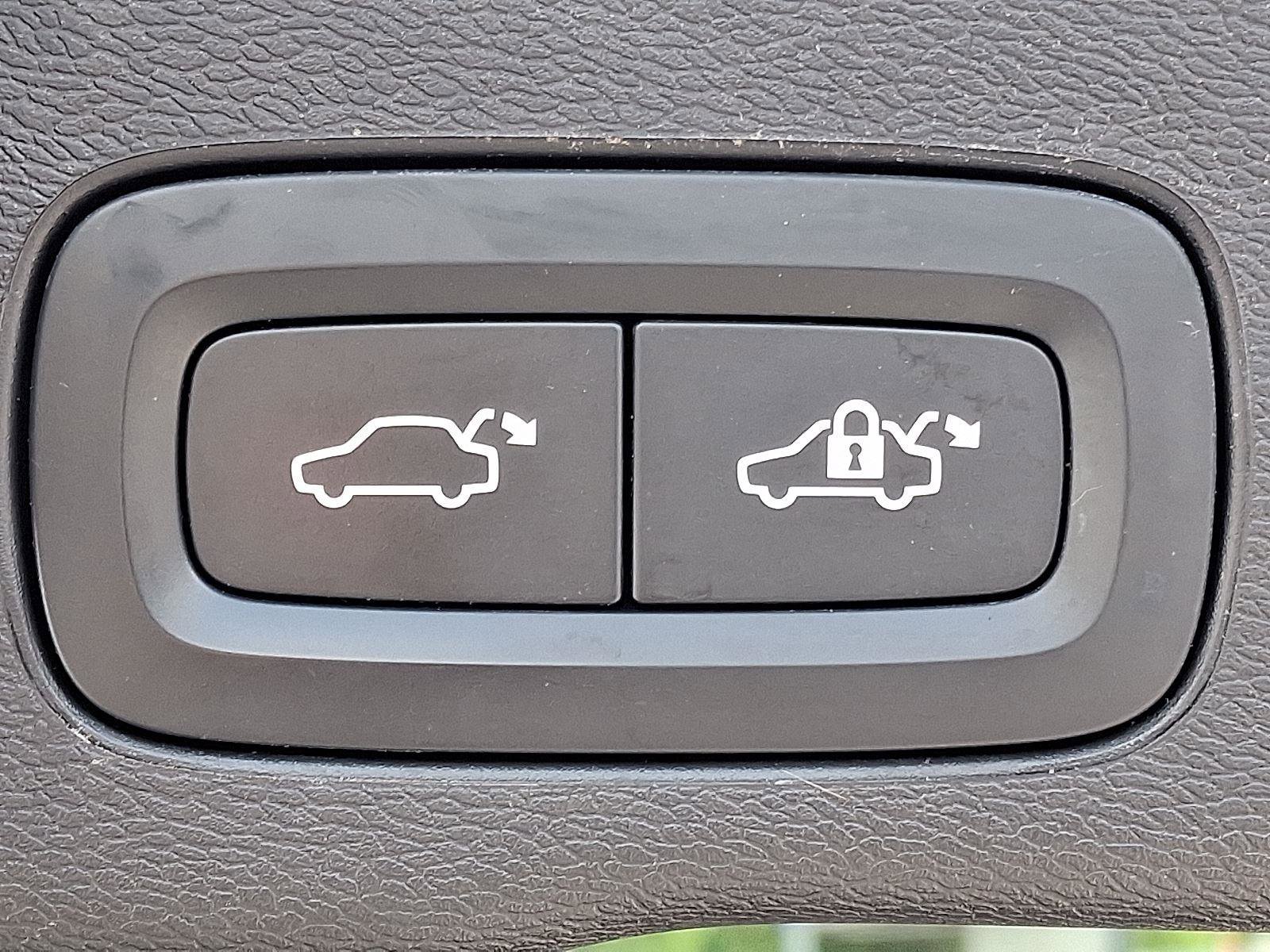 Certified 2022 Volvo XC60 B5 Momentum w/ Climate Package image 29