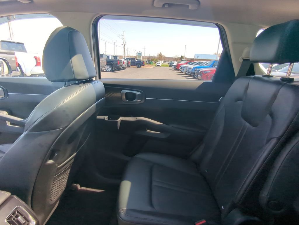 Used 2025 Kia Sorento EX w/ Panoramic Sunroof Package FWD image 13