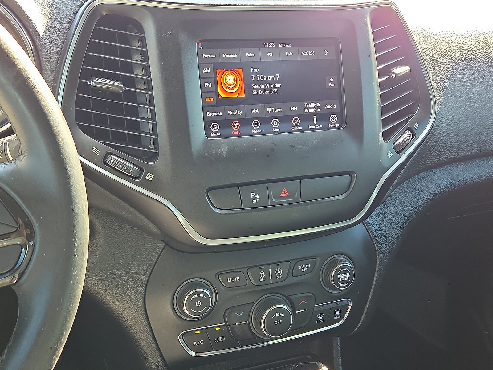 Used 2019 Jeep Cherokee Latitude Plus FWD image 16