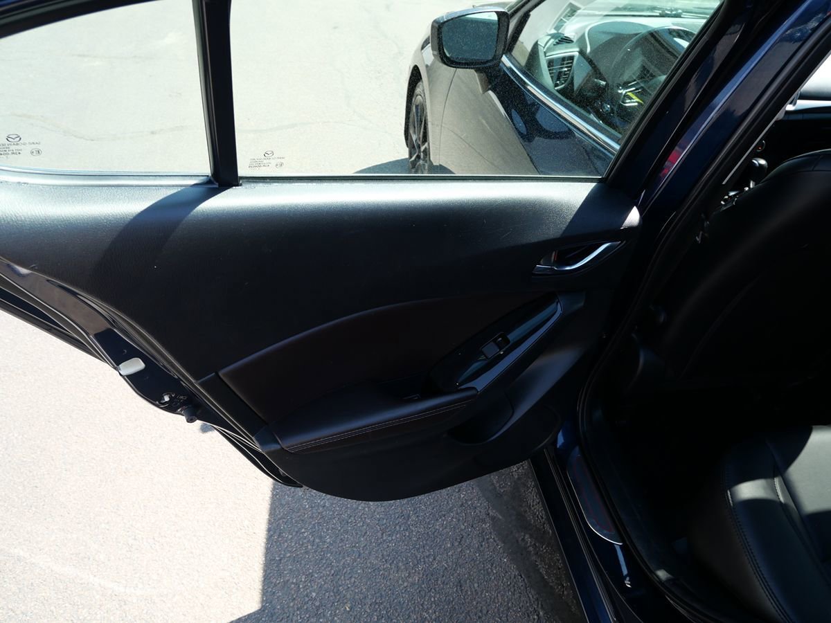 Used 2018 MAZDA MAZDA3 Touring FWD image 16