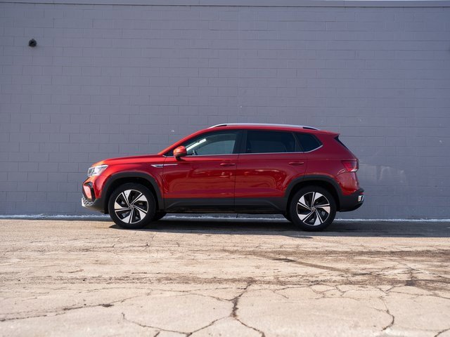 Certified 2024 Volkswagen Taos SE image 2