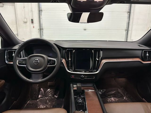 Used 2023 Volvo V60 B5 Cross Country Plus image 31