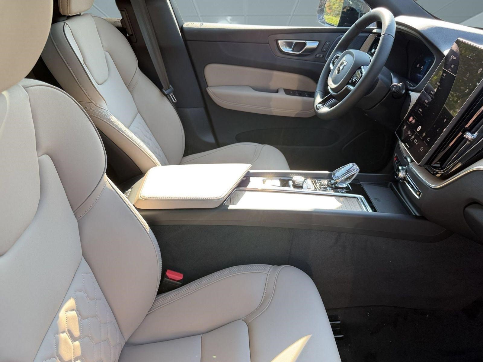 New 2027 Volvo XC60 B5 Plus AWD/4WD image 25