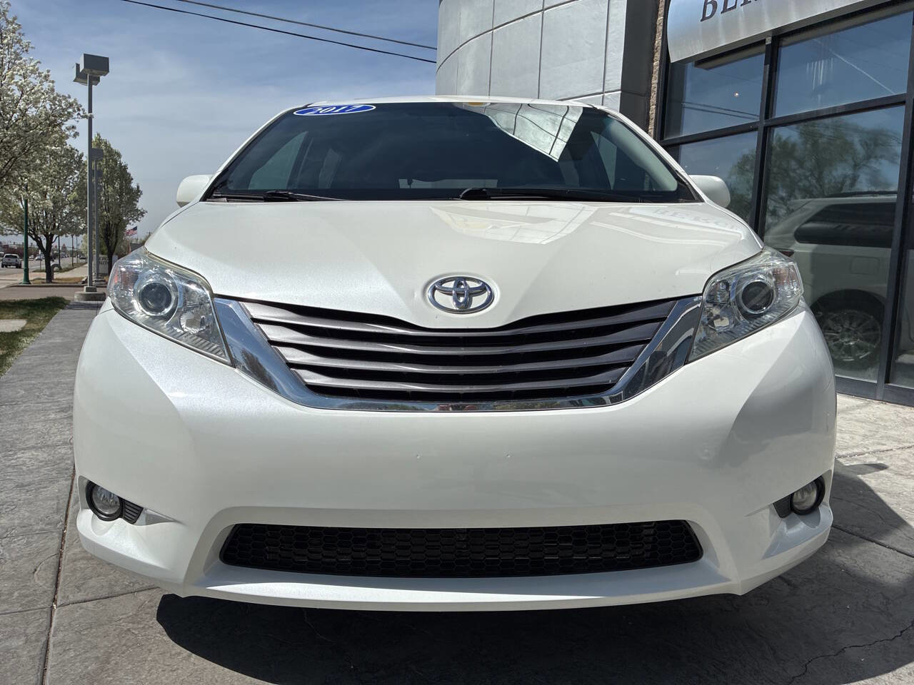 Used 2017 Toyota Sienna XLE Premium image 2