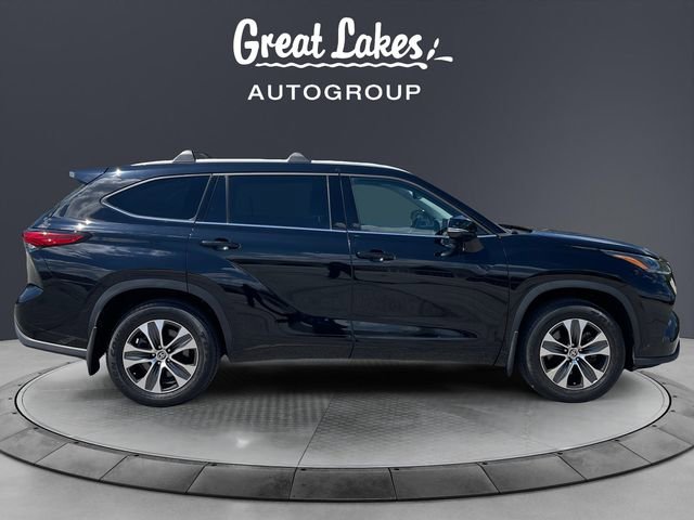 Used 2022 Toyota Highlander XLE AWD/4WD image 6