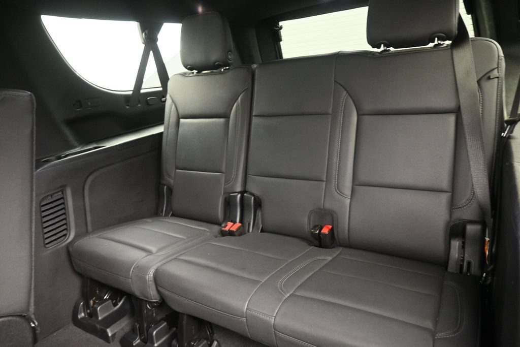 Used 2025 Chevrolet Suburban LT RWD image 16