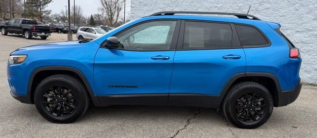 Used 2023 Jeep Cherokee Altitude Lux image 2