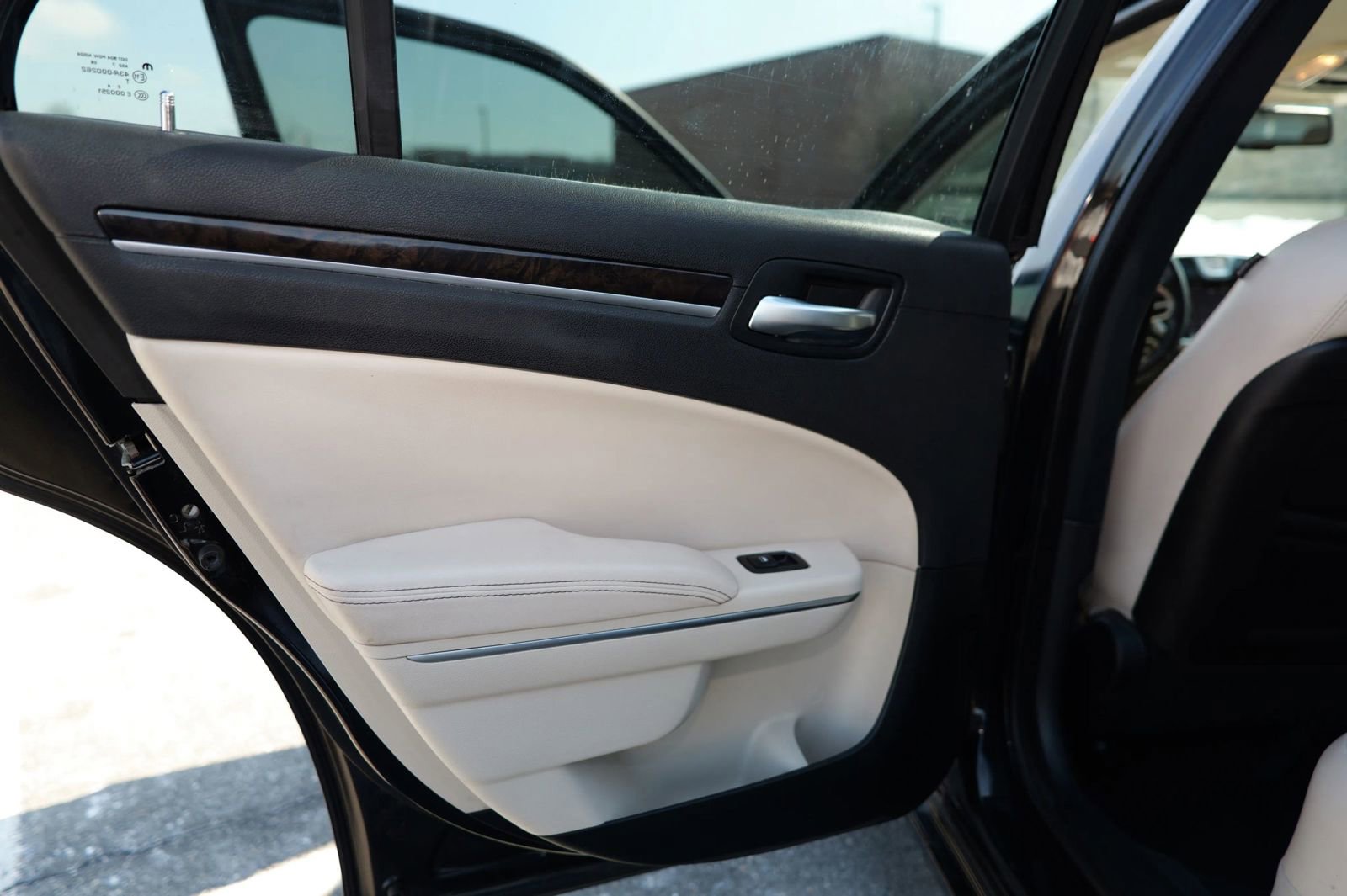 Used 2018 Chrysler 300 Limited image 28