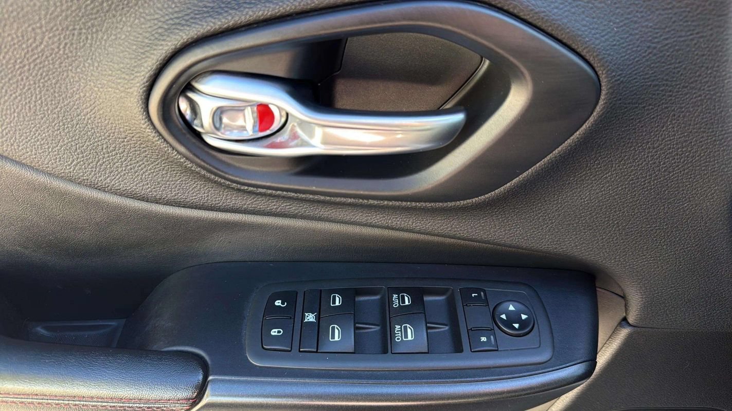 Used 2019 Jeep Cherokee Trailhawk w/ Comfort/Convenience Group AWD/4WD image 10