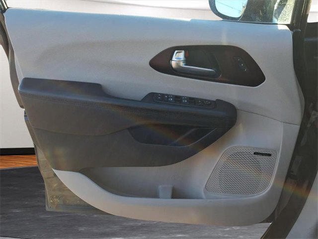 Used 2019 Chrysler Pacifica Limited w/ Advanced Safetytec Group image 17