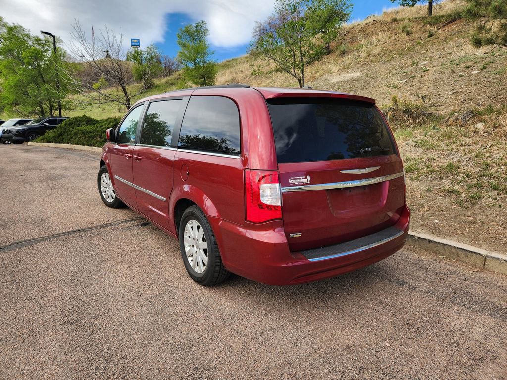 Used 2014 Chrysler Town & Country Touring FWD image 8