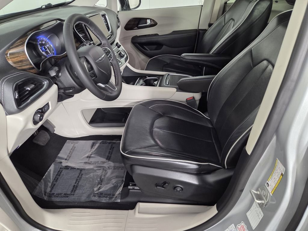 Certified 2024 Chrysler Pacifica Limited image 11