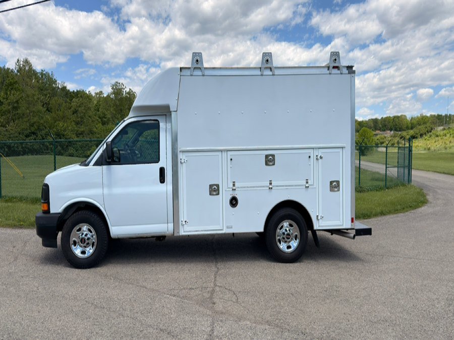 Used 2017 GMC Savana 3500 RWD image 2