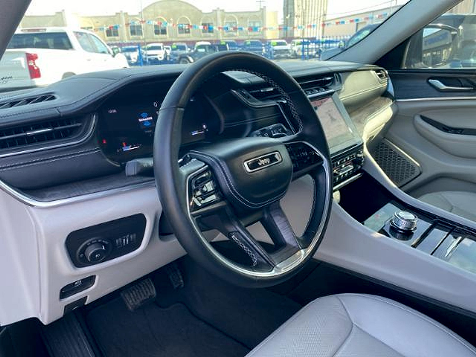 Used 2022 Jeep Grand Cherokee Overland RWD image 24