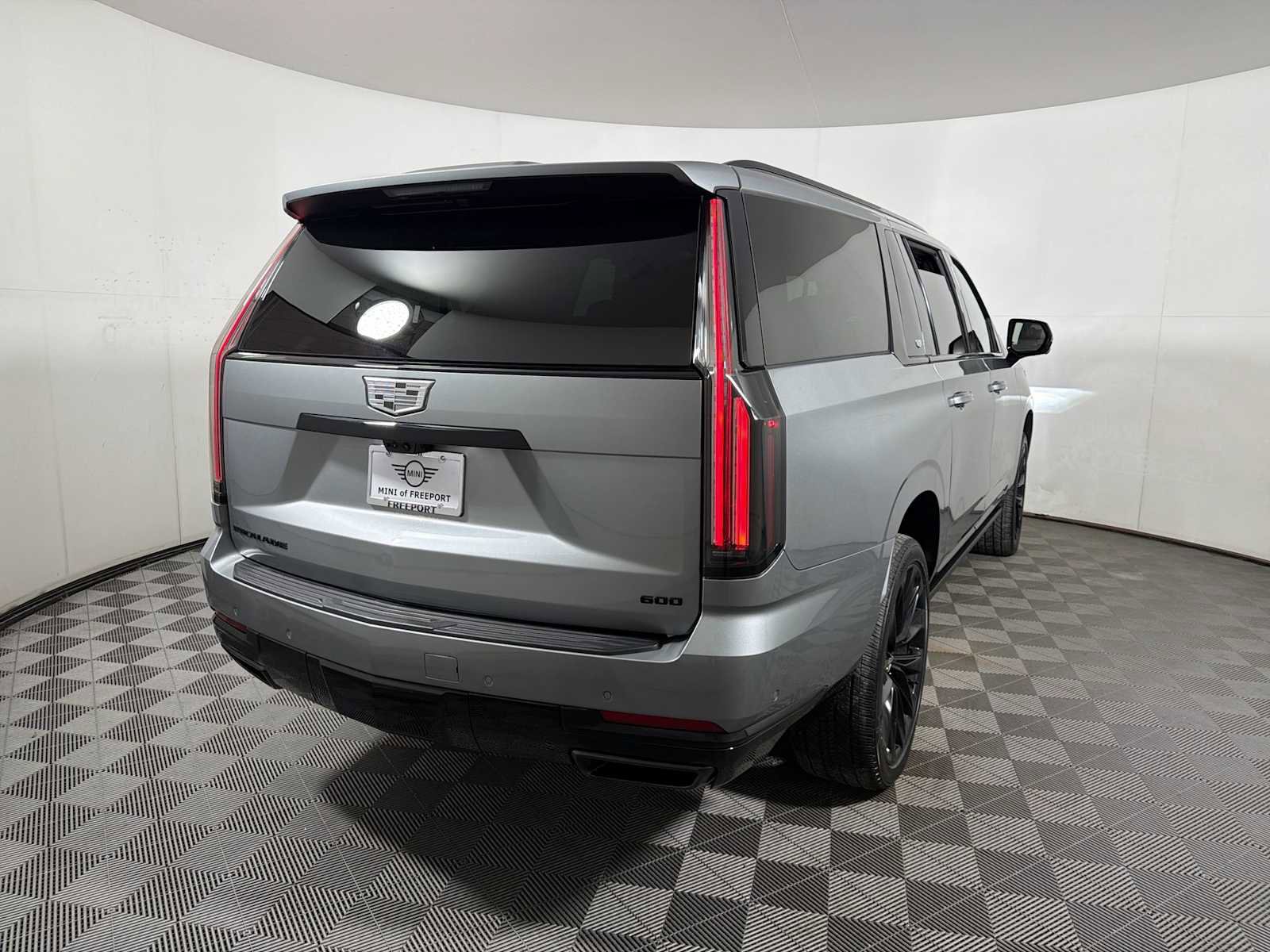 Used 2025 Cadillac Escalade ESV Sport Platinum w/ LPO, ONYX Package image 6