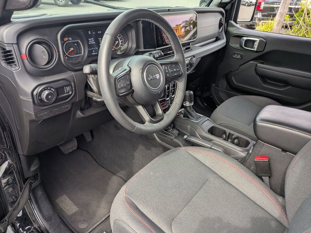 Used 2025 Jeep Wrangler Unlimited Rubicon w/ Convenience Group AWD/4WD image 17