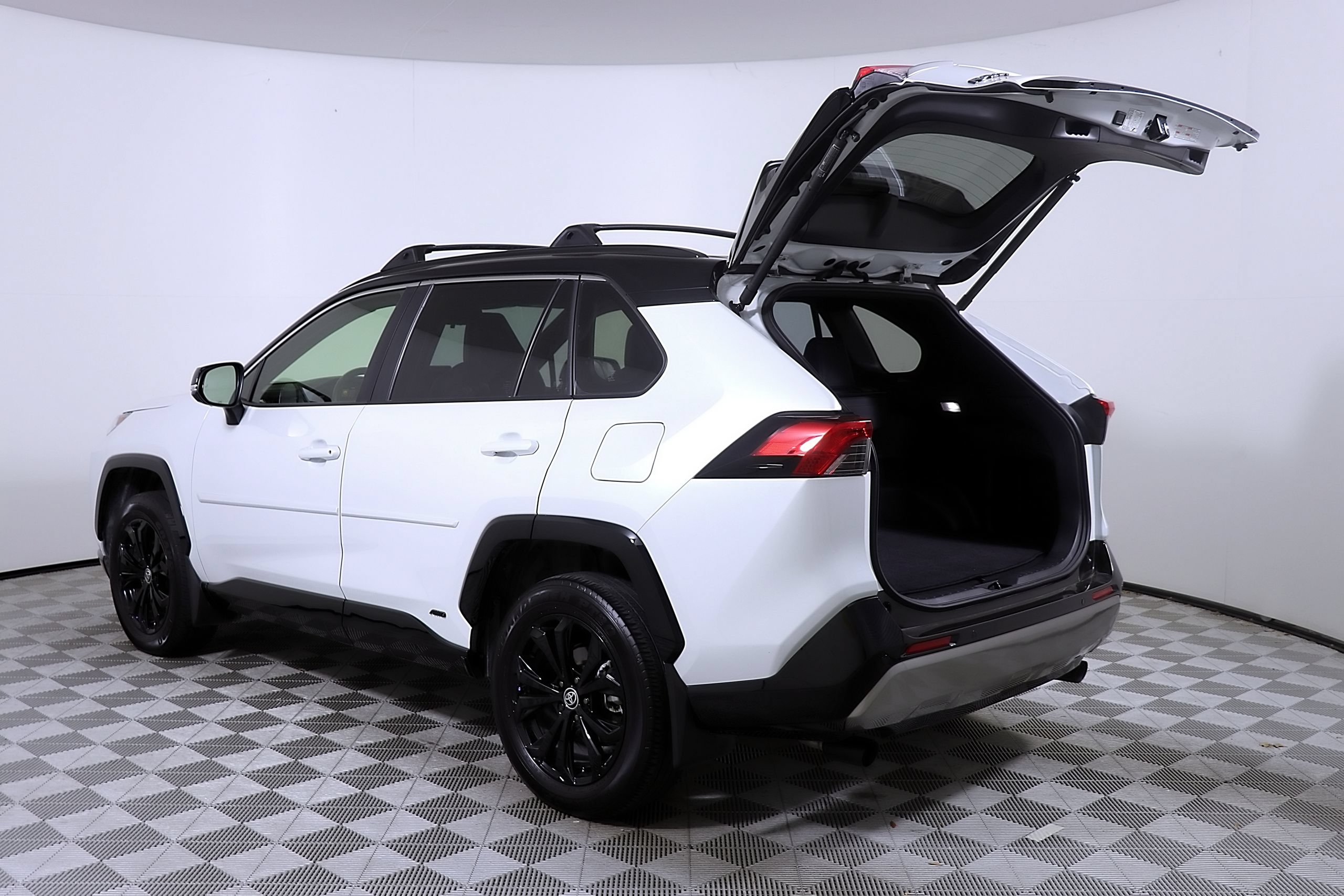 Used 2025 Toyota RAV4 XSE w/ Advanced Technology Package AWD/4WD image 10