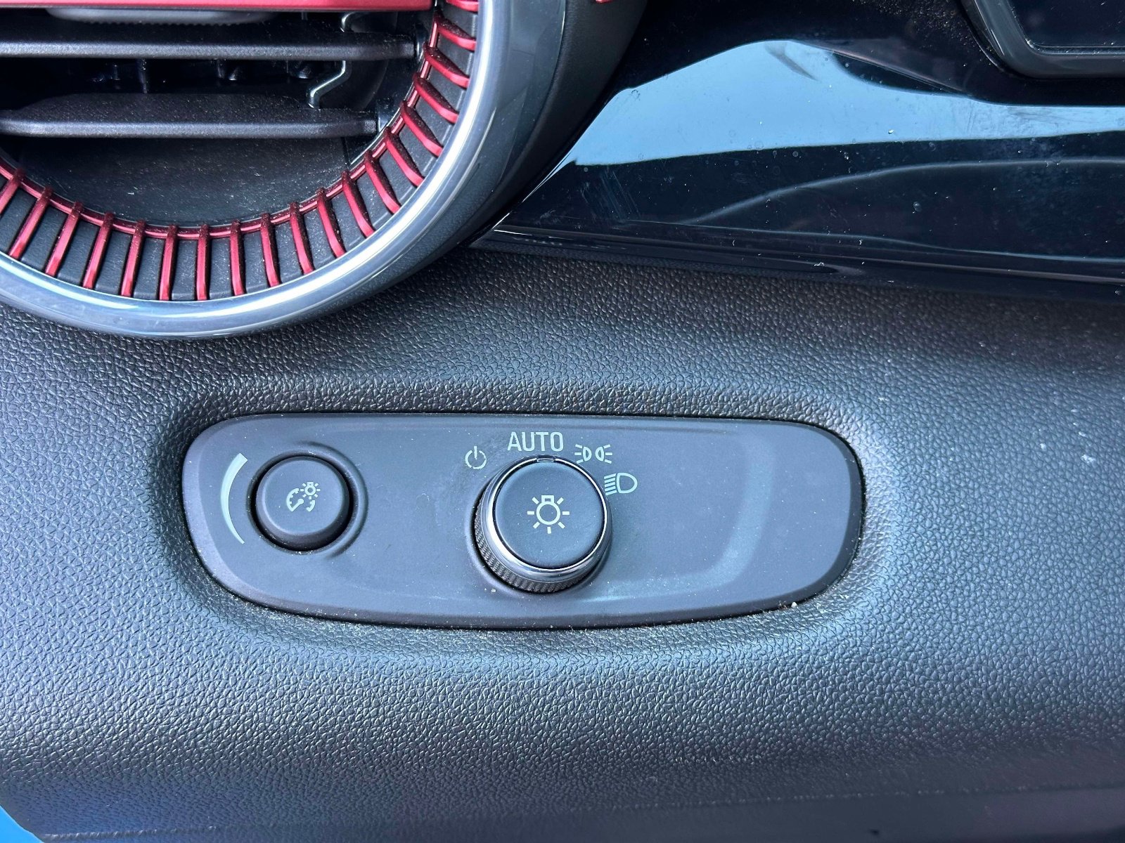 Certified 2024 Chevrolet Trax RS w/ Sunroof Package image 19