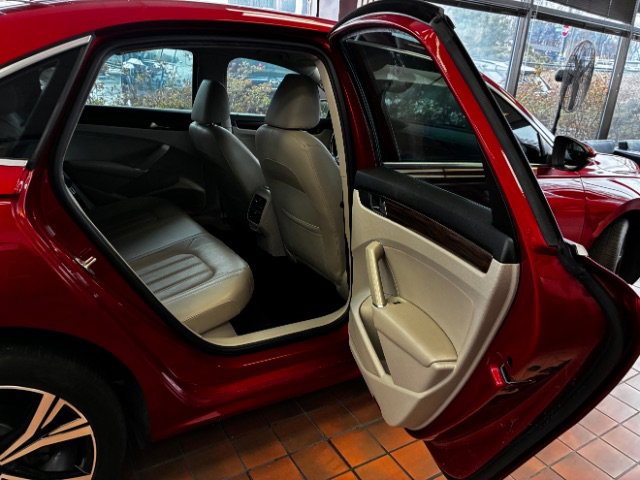 Used 2020 Volkswagen Passat 2.0T SEL image 34